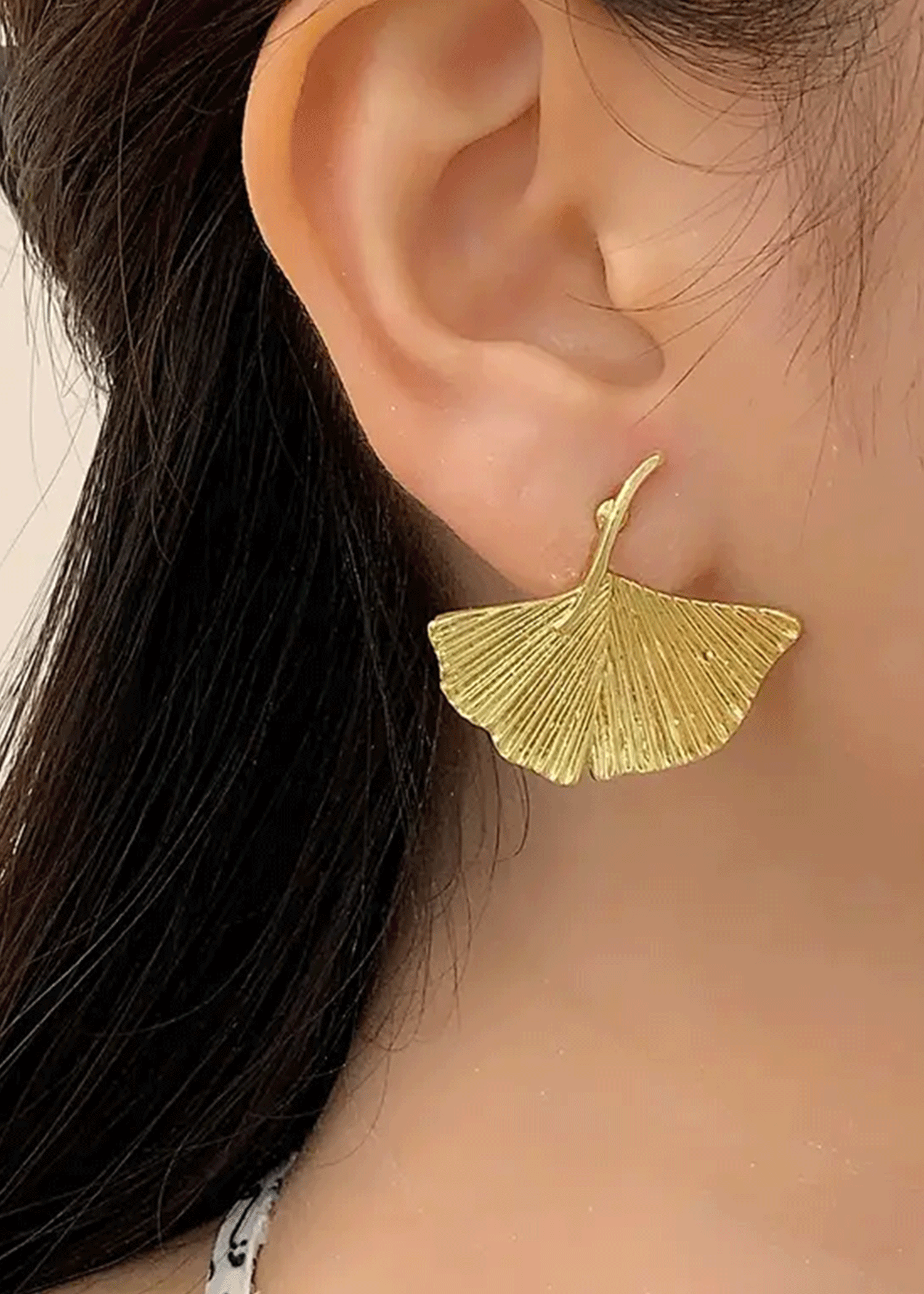 Aretes colgantes en forma de hoja