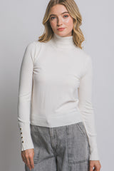 Blusa cuello tortuga botón dorado