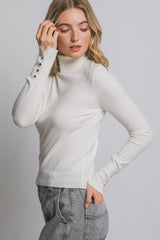 Blusa cuello tortuga botón dorado