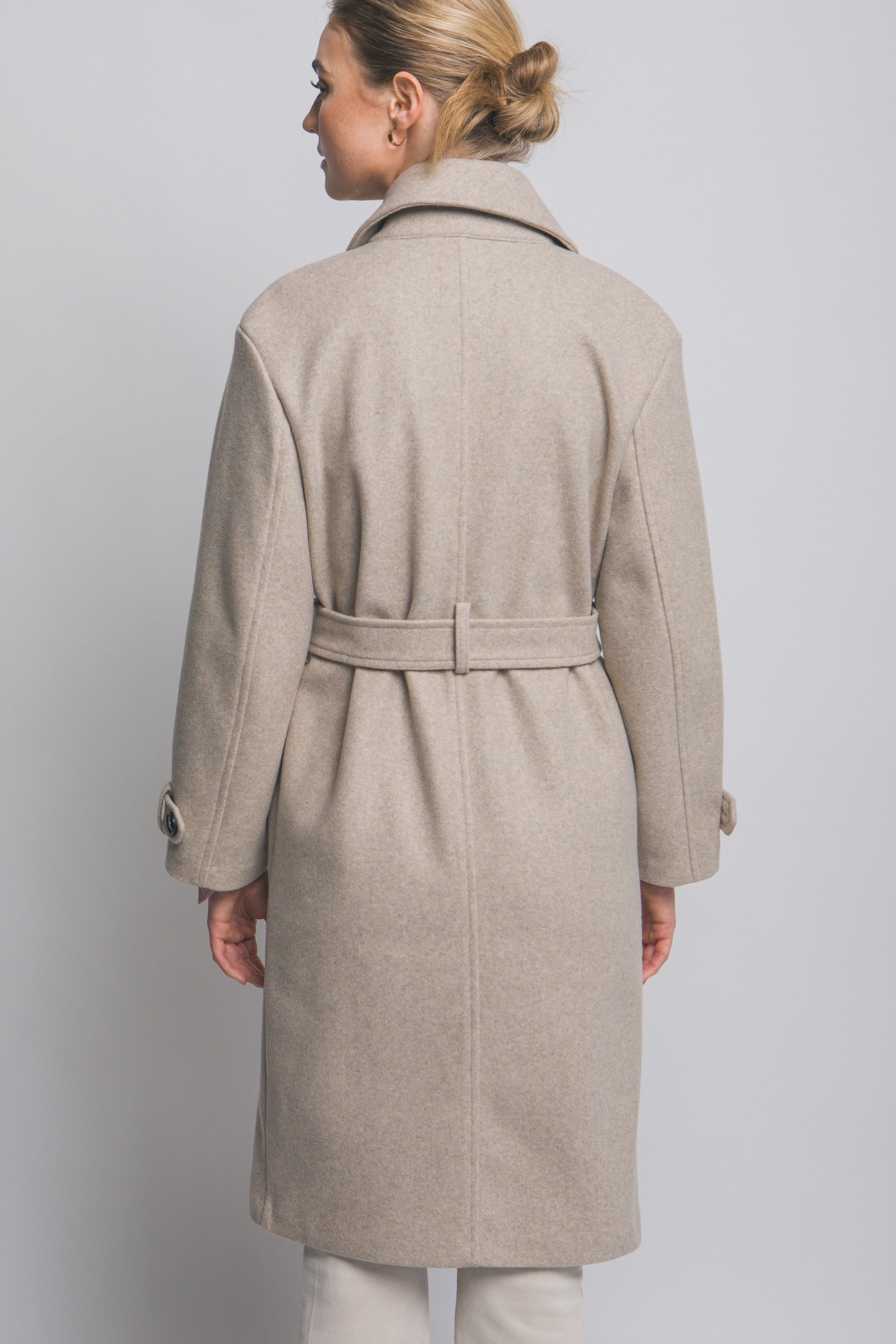 Abrigo largo con 4 botones