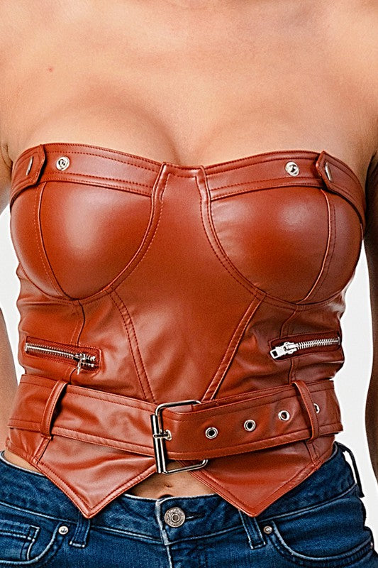 Top de vinipiel y hebillas