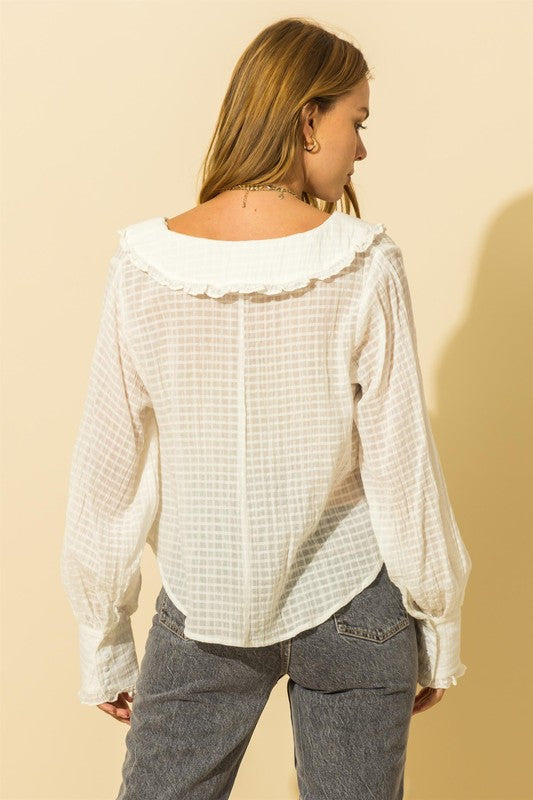 Blusa con cuello de volantes